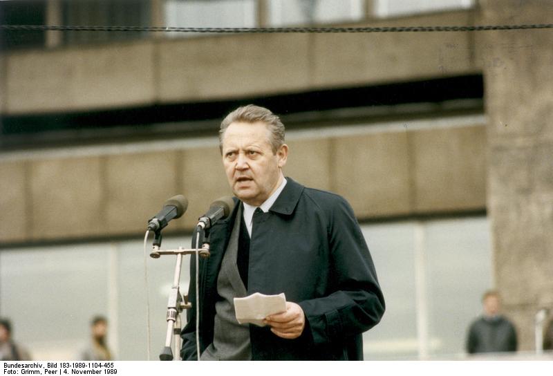 ADN-ZB/Grimm /4.11.89 Berlin: Demonstration/ 500.000 Bürger beteiligten sich an einer Demonstration für den Inhalt der Artikel 27 und 28 der Verfassung der DDR. Auf dem anschließenden Meeting auf dem Alexanderplatz ergriff auch Günter Schabowski, Mitglied des Politbüros und 1. Sekretär der Bezirksleitung Berlin der SED, das Wort.